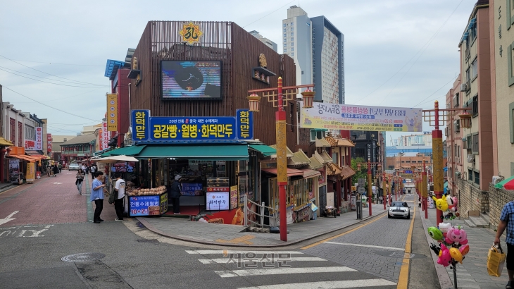 인천 중구 선린동과 북성동 일대 인천차이나타운 전경. 최근 타운 내 한국인이 운영하는 상점들이 늘면서 기존 화교 상인들과의 불협화음이 커지고 있다.