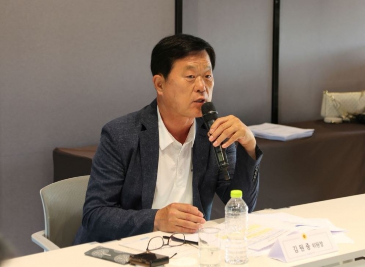 지난 3일부터 4일까지 양일간 열린 제20기 정책위원회 연구발표회에서 김원중 정책위원장이 인사말을 하고 있다.