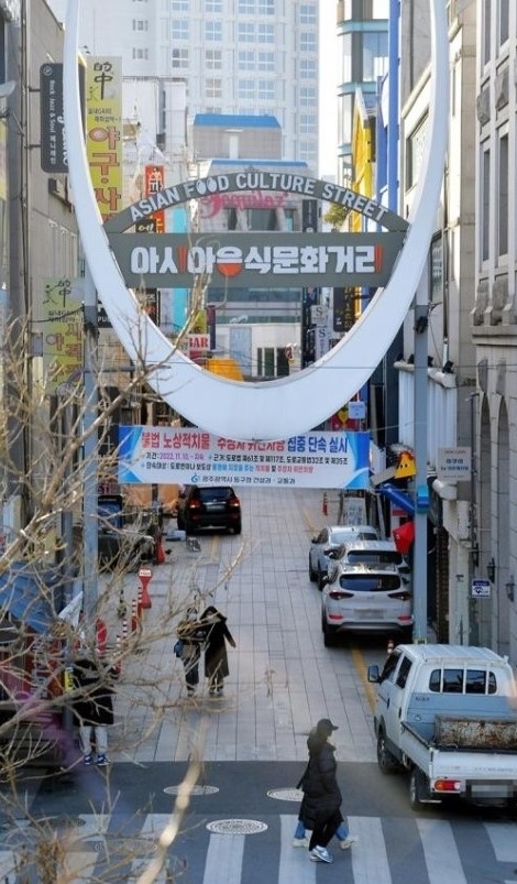 수년간 막대한 예산이 투입된 ‘아시아음식문화거리’ 조성 사업이 저조한 실적을 이유로 사업비 확보에 어려움을 겪고 있어 사업에 대한 다각적인 검토가 필요한 상황이다.