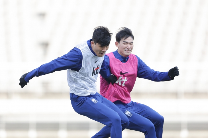 한국 남자축구 국가대표 김민재가 지난 3월 19일 고양종합운동장에서 2026 북중미월드컵 아시아 지역 2차 예선을 앞두고 조유민과 훈련하고 있다. 대한축구협회 제공