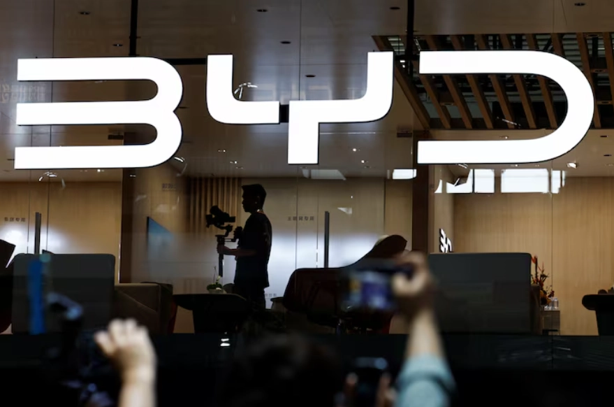 4월 25일 중국 베이징에서 열린 베이징 모터쇼에 전시된 중국 전기차 브랜드 BYD 부스.  베이징 로이터 연합뉴스
