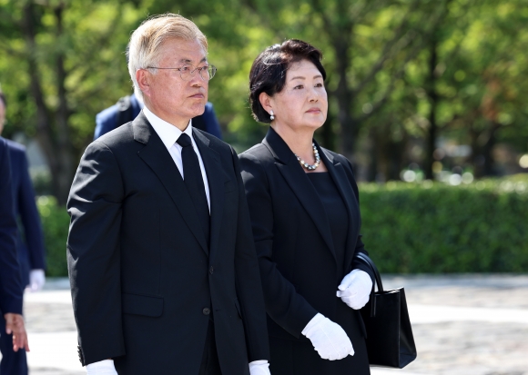 문 전 대통령, 김정숙 여사 ‘호화 기내식’ 의혹에 반박