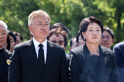 김정숙 여사 공방에 입 연 文 전 대통령 “치졸한 시비”