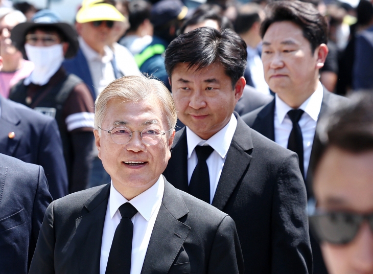 문재인 전 대통령(왼쪽부터)과 고(故) 노무현 전 대통령의 아들 노건호 씨, 사위 곽상언 더불어민주당 당선인이 23일 오후 경남 김해 봉하마을에서 열린 노 전 대통령 서거 15주기 추도식에 참석하고 있다. 뉴스1