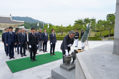 새만금개발공사 임직원이 호국보훈의 달을 맞아 5일 국립임실호국원을 방문하여 현충탑 참배의 시간을 가졌다. 새만금개발공사 제공