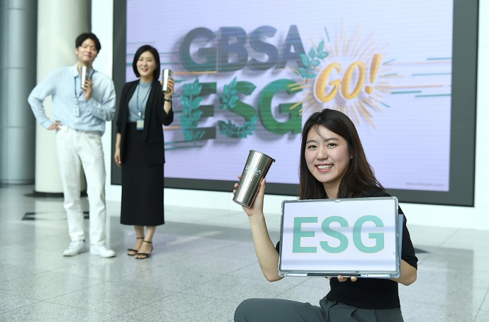 경기도경제과학진흥원 직원들이 ESG 참여 독려 캠페인을 하고 있다. 경과원 제공