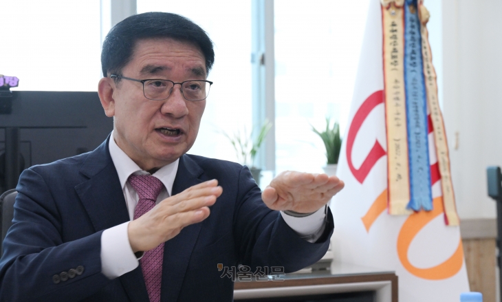 문헌일 서울 구로구청장이 지난달 29일 구청 집무실에서 서울신문과 인터뷰하고 있다. 그는 “재개발·재건축 사업이 구로구의 낮은 재정 자립도, 주변 지역과의 격차 등 근본적인 문제를 해결할 수 있는 열쇠가 될 수 있다”고 말했다. 안주영 전문기자