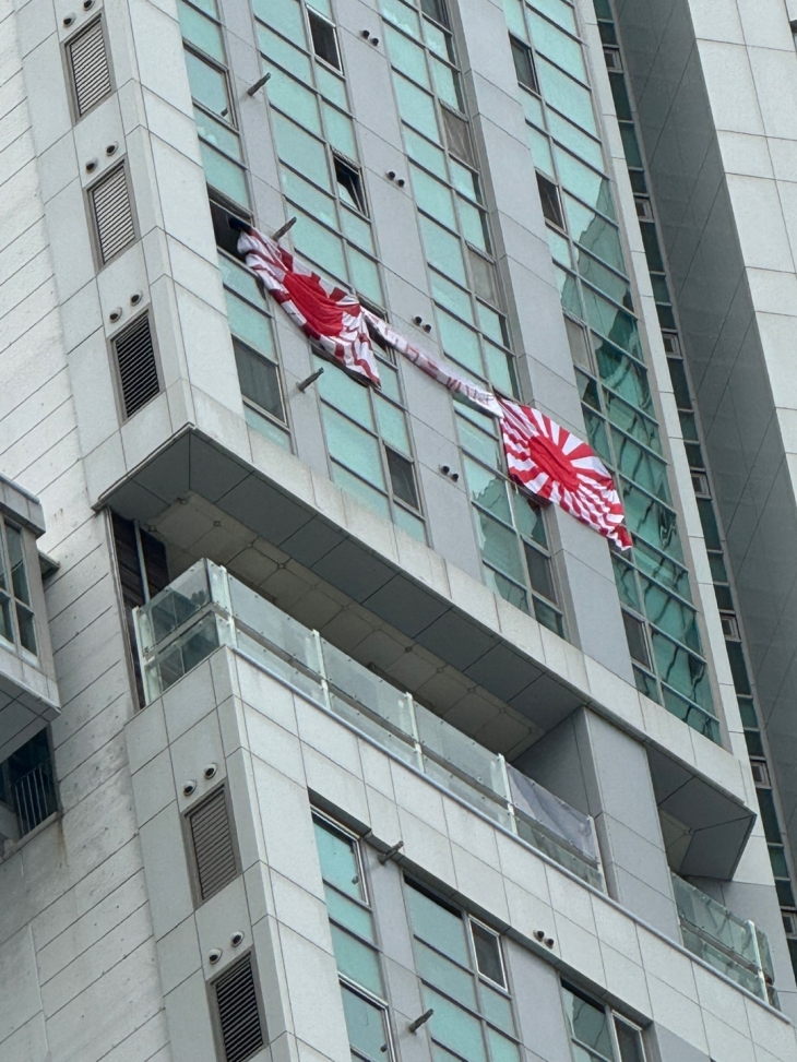 현충일인 6일 부산 수영구 한 아파트에 일본 군국주의를 상징하는 깃발인 욱일기가 걸려있다.