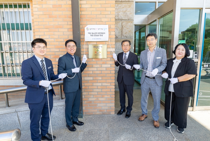 지난 3일 서울 강서구 화곡동 신정초등학교에서 열린 강서형 건강증진학교 현판식에서 진교훈(왼쪽 두번째) 강서구청장과 관계자들이 기념 촬영을 하고 있다. 강서구 제공