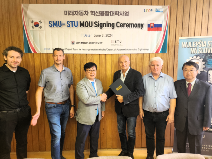 선문대는 슬로바키아 슬로박 기술공과대학과 교환 학생 프로그램·기술 교류를 위한 업무협약을 체결했다. 선문대 제공