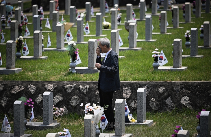 제69회 현충일인 6일 서울 동작구 국립현충원을 찾은 참배객이 눈물을 닦고 있다. 2024.6.6 오장환 기자