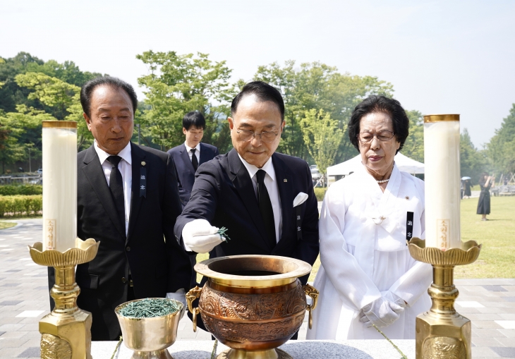 박상돈 천안시장(가운데)과 국가유공자 보훈 가족이 추모식에서 분향 하고 있다. 시 제공