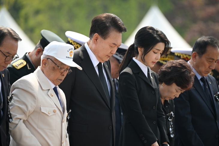 윤석열 대통령과 김건희 여사가 6일 서울 동작구 국립서울현충원에서 열린 제69회 현충일 추념식에서 순국 선열과 호국 영령에 대한 묵념을 하고 있다. 대통령실 제공