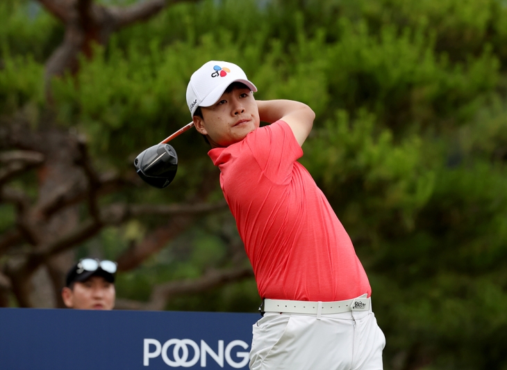 김민규가 6일 KPGA 선수권 1라운드 14번 홀에서 티샷하고 있다. KPGA 제공