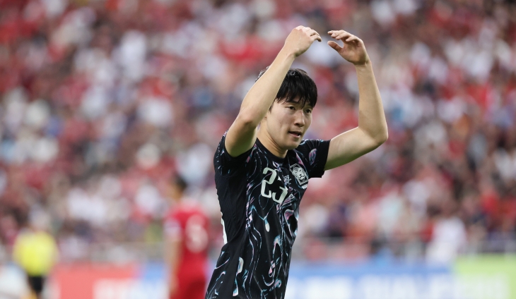 배준호가  6일 싱가포르 국립경기장에서 열린 2026 북중미 월드컵 아시아 2차 예선 조별리그 C조 5차전 싱가포르와 경기에서 A매치 데뷔골을 넣은 뒤  기뻐하고 있다.