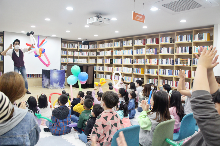 부산 사하구 회화나무어린이작은도서관 들락날락에서 풍선 아트 교실이 열리고 있다. 사하구 제공