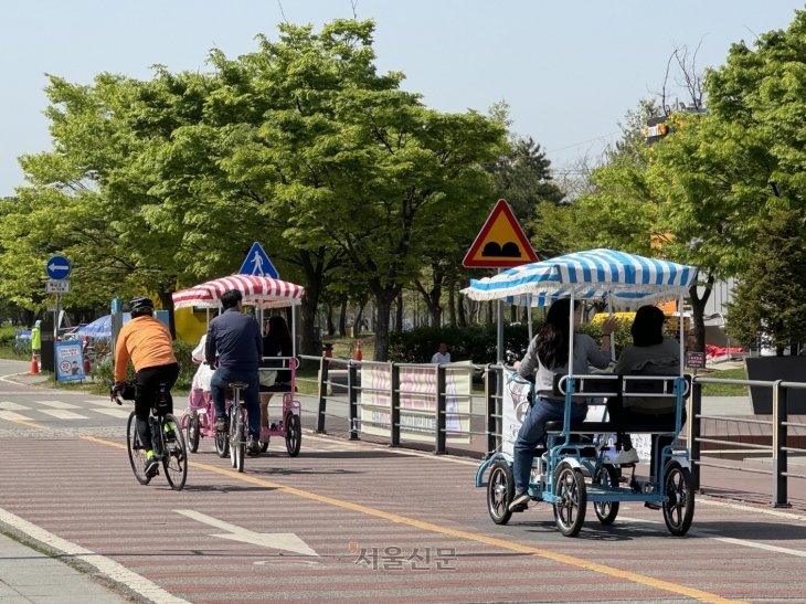 지난 4월 23일 자전거 도로에서 일반 자전거 운전자가 4인승 자전거를 피해 반대 차선으로 추월하는 모습. 서울신문