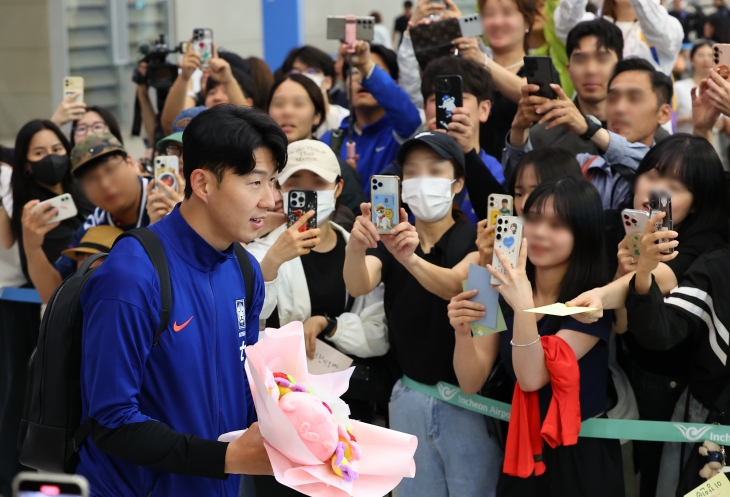 한국 축구 대표팀 손흥민이 싱가포르와 2026 북중미 월드컵 아시아 2차 예선 경기를 마친 뒤 7일 오전 인천국제공항 제2여객터미널을 통해 귀국하고 있다. 대표팀은 11일 중국과 2차 예선 마지막 6차전을 치른다. 연합뉴스