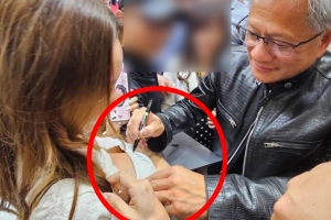 “소원 이뤘다” 인기몰이 중인 젠슨 황…가슴에 사인받는 팬까지