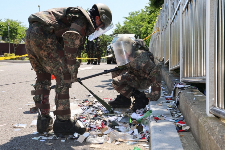 2일 오전 인천 중구 전동 인천기상대 앞에 떨어진 북한 오물 풍선 잔해를 군 장병들이 지뢰 탐지기로 확인하고 있다. 2024.6.2 연합뉴스