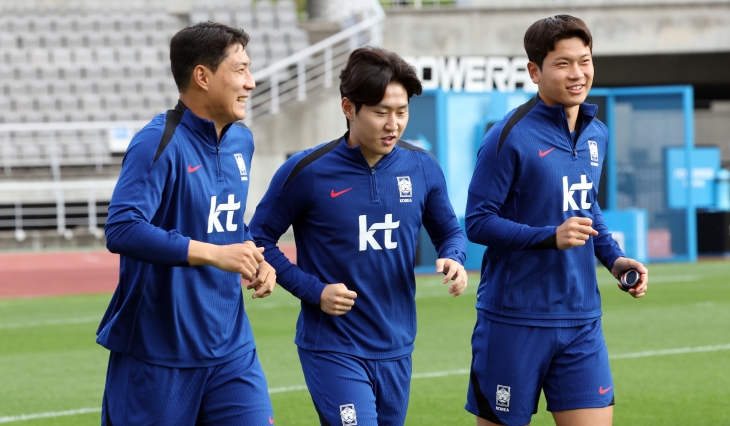 한국 남자축구 국가대표팀 황재원과 이강인, 주민규가 2026 북중미월드컵 아시아 지역 2차 예선 C조 최종 6차전 중국과의 홈 경기를 사흘 앞둔 8일 고양종합운동장에서 훈련 중 대화하고 있다. 뉴스1