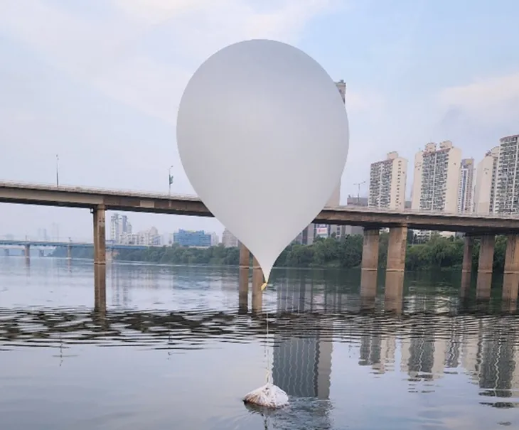 서울 한강 잠실대교 인근에서 발견된 대남 풍선. 2024.6.9 합동참모본부 제공