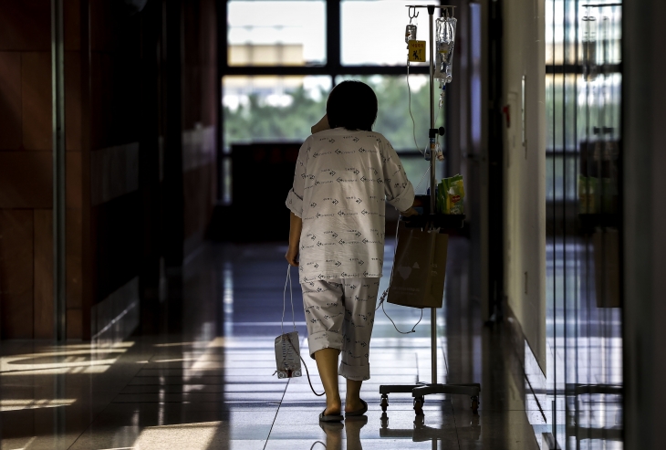 서울대병원에 이어 대한의사협회가 오는 18일 전면 휴진을 예고한 가운데 9일 입원 환자가 서울의 한 대학병원 복도를 걷고 있다. 뉴시스