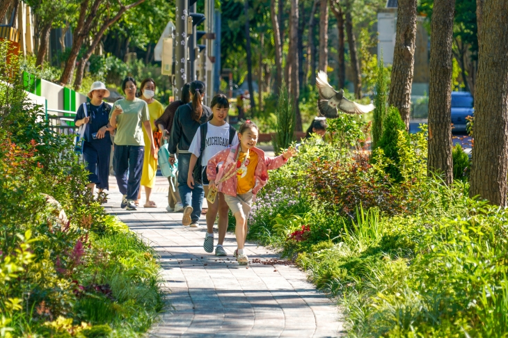 지난달 29일 문을 연 서울 동대문구 신답초·숭인중 등하굣길에 조성한 ‘청량한 꿈이 자라는 숲’ 산책로에서 아이들이 밝은 얼굴로 등교하고 있다. 동대문구 제공