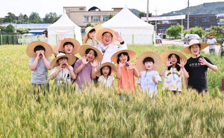 전진선 경기 양평군수가 지난 7일부터 9일까지 지평역 일대와 청운면 양평밀경관단지에서 열린 ‘제2회 양평 밀 축제’에서 어린이들과 즐거운 시간을 보내고 있다. 양평군 제공