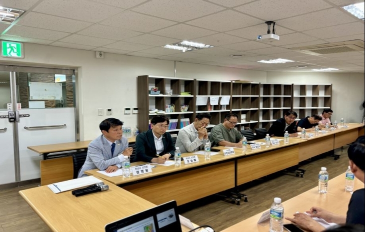 하남시의회 정병용 의원이 지난 4일 미사강변 동원로얄듀크 입주자대표회의실에서 황산사거리 교통정체 문제 해결방안 마련을 위한 간담회를 개최했다. 하남시의회 제공