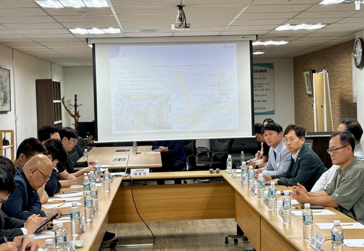 하남시의회 정병용 의원이 지난 4일 미사강변 동원로얄듀크 입주자대표회의실에서 황산사거리 교통정체 문제 해결방안 마련을 위한 간담회를 개최했다. 하남시의회 제공