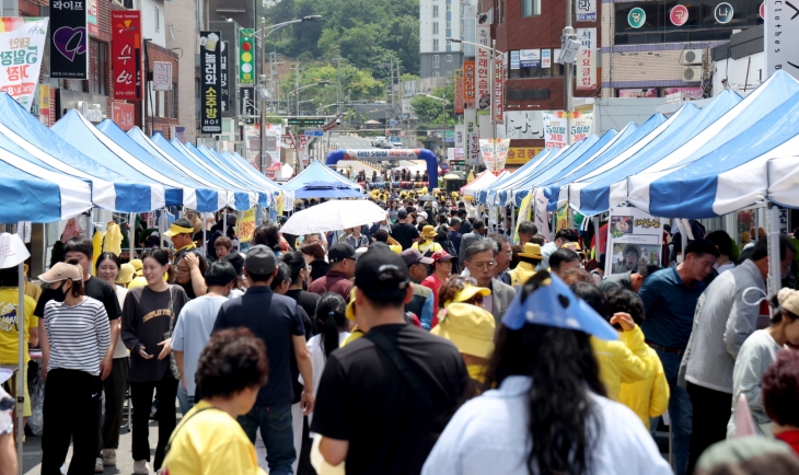 8일 ‘걷고 싶은 거리’ 일원에서 개장한 ‘태안 5일장’. 군 제공