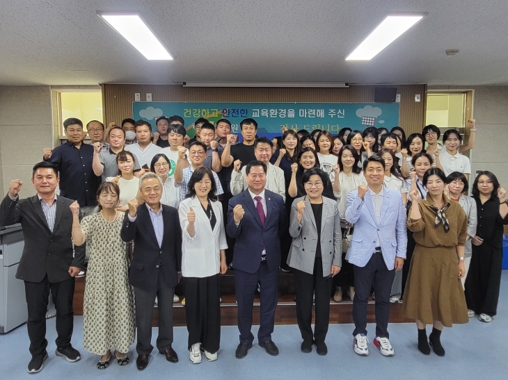 지난 5일 열린 덕수중 간담회에서 참석자들이 기념촬영을 하고 있다.