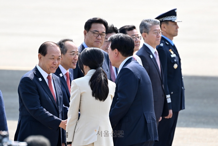 윤석열 대통령이 10일 오전 경기 성남시 서울공항에서 중앙아시아 3개국 순방을 위해 공군 1호기에 탑승하며 환송 나온 사람들과 인사하고 있다.2024.6.10. 도준석 전문기자