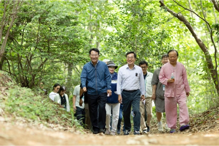 10일 오전 전남 강진군에서 김동연 경기도지사와 강진원  전남 강진군수 등이 백련사에서 다산초당까지 이어지는 사색의 길을 실학에 관심 있는 청년들과 문화예술인들 함께 걷기를 하고 있다. (경기도 제공)