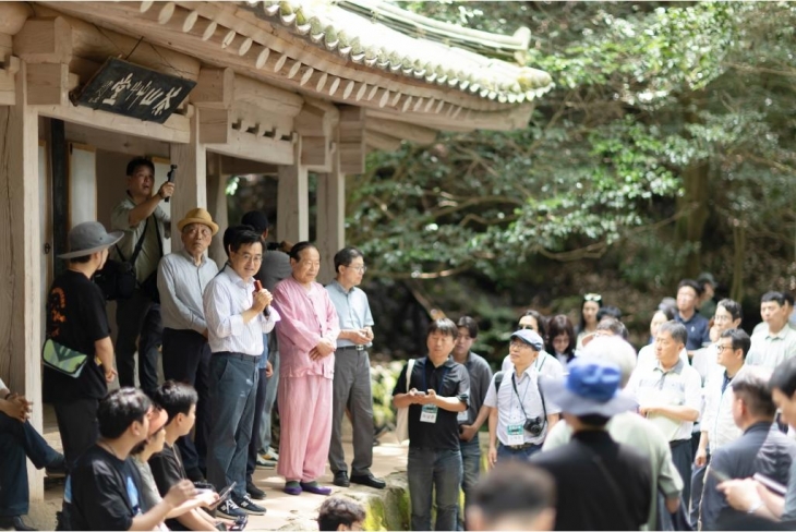 10일 오전 전라남도 강진군에서 김동연 경기도지사가 백련사에서 다산초당까지 이어지는 사색의 길을 실학에 관심 있는 경기도 청년들과 문화예술인들 함께 걷기를 한 후 강진초당 앞에서 인사말을 하고 있다. (경기도 제공)