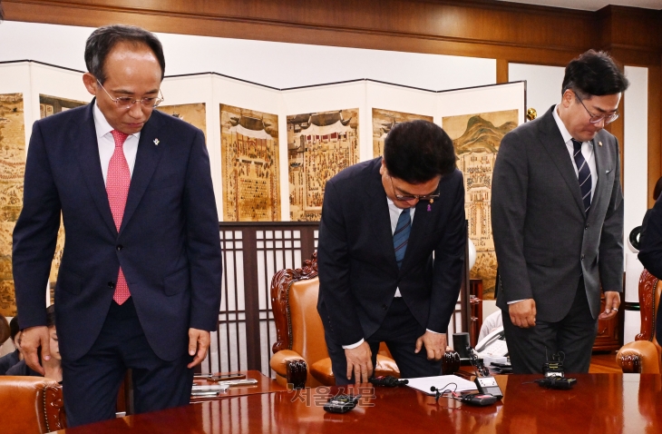 우원식(가운데) 국회의장이 10일 오후 국회에서 국민의힘 추경호(왼쪽), 더불어민주당 박찬대 원내대표와 상임위원회를 배분하는 원구성 문제를 두고 회동하고 있다. 2024.6.10 안주영 전문기자