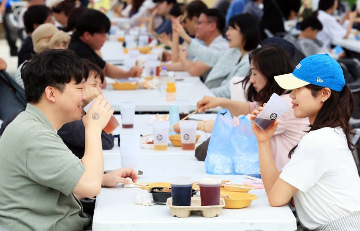 지난달 25~26일 서울 노원구 화랑대 철도공원에서 열린 ‘제2회 수제맥주축제’에서 주민들이 맥주를 즐기고 있다. 노원구 제공