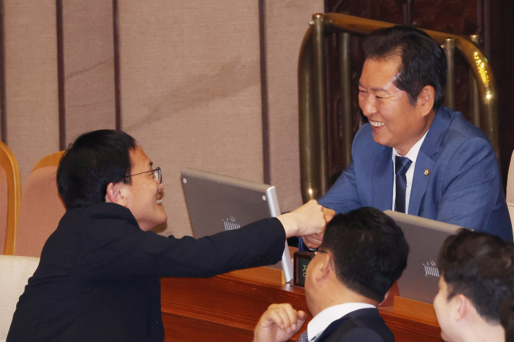 더불어민주당 정청래(오른쪽), 박주민 의원이 10일 국회에서 열린 본회의에서 상임위원장으로 선출되자 서로 축하하고 있다. 2024.6.10 연합뉴스