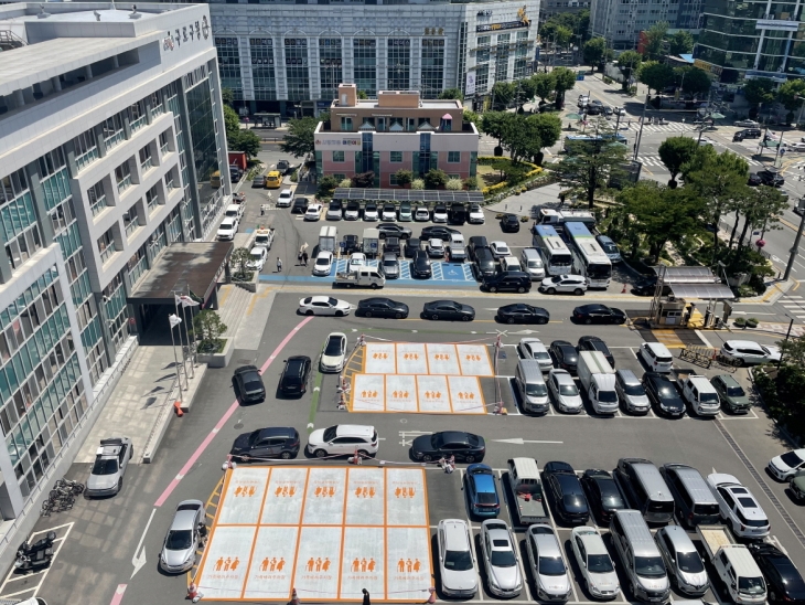 서울 구로구청 옥외주차장에 마련된 가족 배려 주차구획의 모습. 구로구 제공