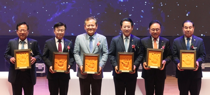 김영록 전남지사가 11일 여수엑스포컨벤션센터에서 ‘2026 여수 세계 섬 박람회 성공개최 결의대회’를 하고 있다