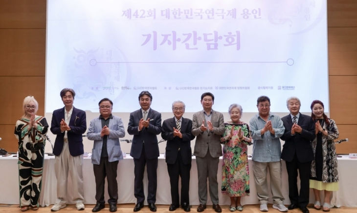 11일  용인문화예술원 국제회의실에서 열린  기자간담회에서 이상일 시장과  한원식집행위원장,  명예대회장인 이순재 배우, 홍보대사로 활동하는 배우 정혜선, 백일섭, 서인석, 박영규, 이재용, 박해미, 이태원 씨 등이  기념사진을 찍고 있다. 용인시 제공