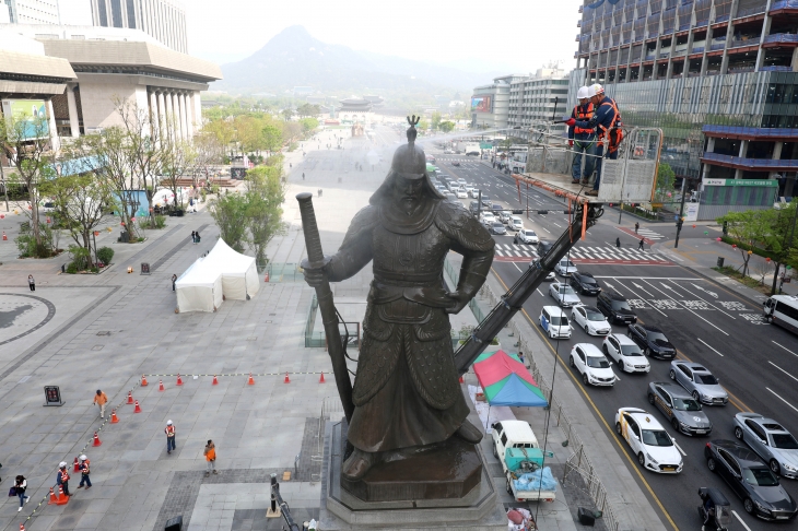 지난 4월 17일 오전 서울 광화문광장에서 서울시 관계자들이 이순신 장군 동상을 세척하고 있다.   연합뉴스