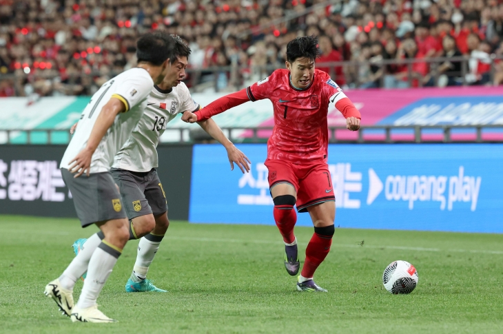 한국 남자축구 국가대표팀 주장 손흥민이 11일 서울월드컵경기장에서 열린 2026 북중미월드컵 아시아 지역 2차 예선 C조 최종 6차전 중국과의 홈 경기에서 드리블하고 있다. 뉴시스