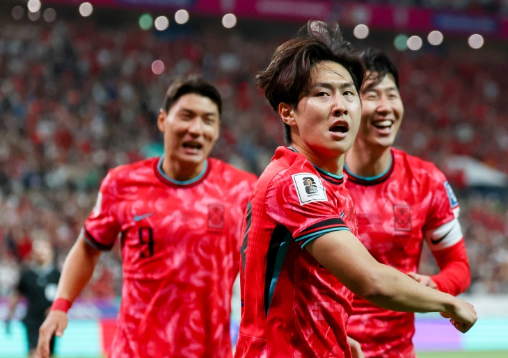 한국 남자축구 국가대표 이강인(가운데)이 11일 서울월드컵경기장에서 열린 2026 북중미월드컵 아시아 지역 2차 예선 C조 최종 6차전 중국과의 홈 경기에서 선제 결승 골을 넣고 도움을 기록한 주장 손흥민(오른쪽)과 기뻐하고 있다. 연합뉴스