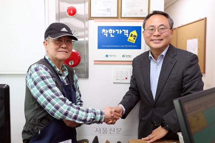 고기동 행정안전부 차관이 23일 오후 충북 청주시 상당구 소재의 착한가격업소를 찾아 사업주와 기념촬영을 하고 있다. 2024.5.23 (행안부 대변인실 제공)