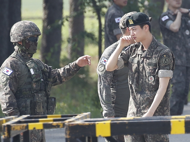 그룹 방탄소년단(BTS) 진이 12일 오전 경기도 연천 소재 육군 제5보병사단 신병교육대대에서 전역 전 병사들과 인사를 나누며  눈물을 흘리고 있다.  2024.6.12 뉴스1