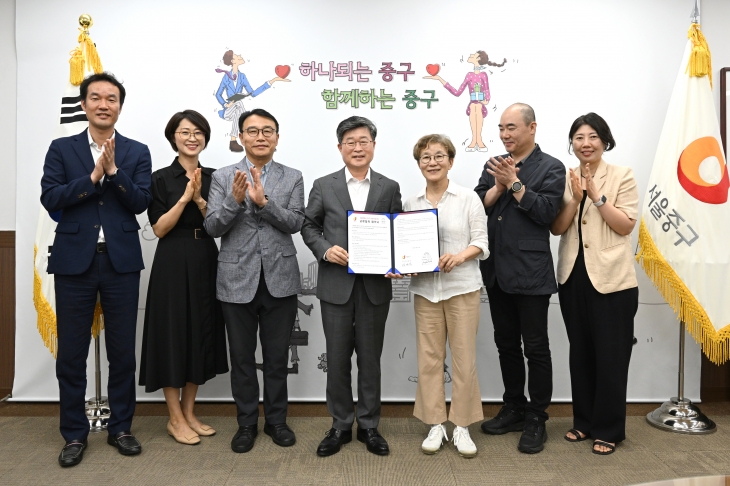 김길성(왼쪽 네 번째) 서울 중구청장이 지난 11일 국립극단과 문화·예술·관광 분야의 상호 협력을 위해 업무협약을 체결하고 있다.   중구 제공