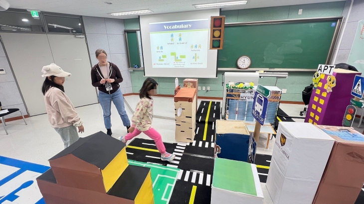 노원구 영어캠프에 참가한 학생이 상황별 영어 체험 수업을 하고 있다. 노원구 제공