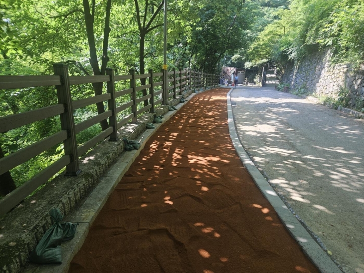 서울 서대문구가 천연동에 조성한 황톳길의 모습. 서대문구 제공